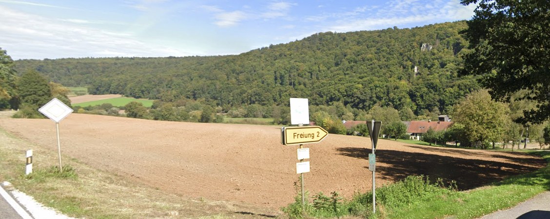 Blick über die Felder auf Freiung bei Pielenhofen, Standort des Pirzer Privathofs